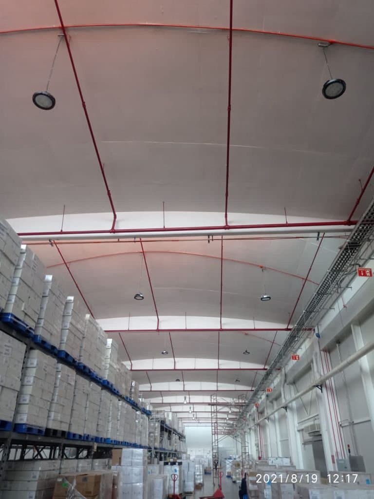 Iluminación industrial con campanas LED en almacén